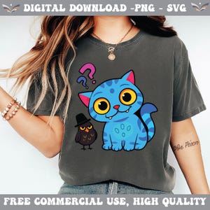 Könnte beinhalten: Dunkelgraues T-Shirt mit einer Cartoon-blauen Katze mit großen gelben Augen und einem Fragezeichen über dem Kopf. Ein kleiner schwarzer Vogel mit Hut steht neben der Katze. Das Shirt hat den Text "DIGITAL DOWNLOAD -PNG - SVG" und "FREE COMMERCIAL USE, HIGH QUALITY".