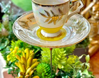 Estaca para plantas con forma de taza de café (porcelana con base amarilla, esmalte iridiscente y flores doradas pintadas a mano) “Louisa”