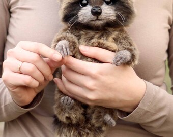 リアルなアライグマのテディベア：手作りのコレクター向けぬいぐるみ
