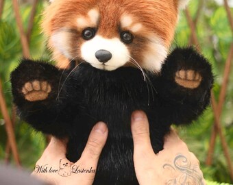 リアルなスタッフ付きレッサーパンダのおもちゃ OOAK コレクター向け