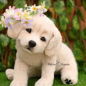 子犬のゴールデンレトリバーのゴールディのぬいぐるみアートリアルなぬいぐるみ。ペットのレプリカラブラドール、ペットの肖像画、ソフト彫刻、OOAKおもちゃ