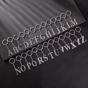 Llaveros de moda DIY con letras A-Z para hombre, llavero con colgante inicial de metal, anillo, color plateado, accesorios para bolsos.