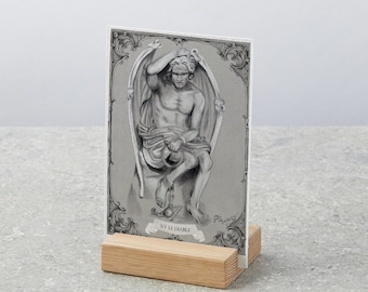 Le Genie Du Mal - Der Teufel - Luzifer | Tarotkarte mit Eichen Standfuss | Altar Dekoration