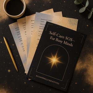 Puede incluir: Un libro negro titulado "Self-Care SOS - For Busy Minds" con texto dorado y un diseño de estrella, rodeado de varias páginas de texto y un bolígrafo dorado. Una taza de café está en la esquina superior izquierda. El fondo es oscuro con acentos de estrellas.
