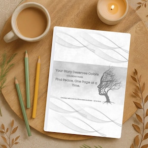 Może przedstawiać: Książka do kolorowania zatytułowana "Your Story Deserves Colors" z tekstem "Find Peace, One Page at a Time" jest wyświetlana na drewnianej tacy. Obraz zawiera filiżankę kawy, zapaloną świecę i trzy kredki.
