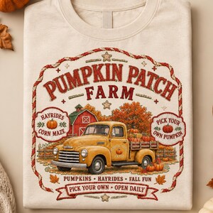 Pode incluir: Uma t-shirt cor de creme com um gráfico de uma carrinha vintage amarela carregada de abóboras em frente a um celeiro vermelho. O texto diz PUMPKIN PATCH FARM, HAYRIDES, CORN MAZE, PICK YOUR OWN PUMPKIN, PUMPKINS, HAYRIDES, FALL FUN, PICK YOUR OWN, OPEN DAILY.