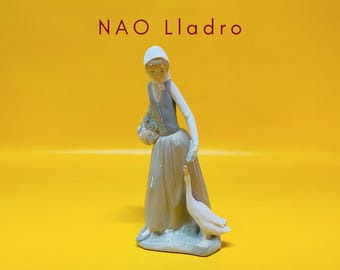 リヤドロ Lladro Nao by Lladro Girl Yawning Vintage NAO by Lladro - 