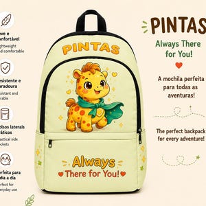 Pode incluir: Uma mochila amarelo-claro com uma girafa de desenho animado usando uma capa verde-azulado. O texto PINTAS está impresso no topo e a frase Always There for You! com dois corações vermelhos está impressa na parte inferior. Zíperes pretos.