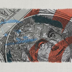 Puede incluir: Obra de arte textil que presenta un retrato detallado con una mezcla de colores. La obra incorpora acentos rojos, azules y verdes, con un intrincado trabajo de líneas. La pieza está montada sobre una tela blanca.