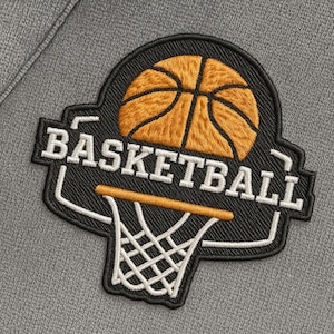 Puede incluir: Parche bordado con un diseño de baloncesto. El parche tiene un fondo negro con una pelota de baloncesto naranja y la palabra "BASKETBALL" en blanco. Una red de baloncesto está debajo.