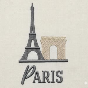 Könnte beinhalten: Gesticktes Design mit dem Eiffelturm und dem Arc de Triomphe in Grau und Beige, darunter das Wort "Paris". Das Design befindet sich auf einem cremefarbenen Stoff, der ein Reise- oder Souvenirmotiv hervorruft.