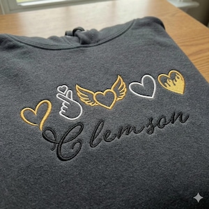 Diseño de bordado Corazón de Amor de Clemson, Letra PES Orgullo Tigre, Archivo de bordado a máquina Corazón Alado con Dedo Estilo Y2K, Clemson Moderno