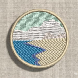 Könnte beinhalten: Gestickter Aufnäher mit einer Küstenlandschaft in einem kreisförmigen Rahmen. Das Design zeigt ein blaues Meer, einen Sandstrand und schneebedeckte Berge unter einem hellblauen Himmel. Der Aufnäher ist mit beigem Garn umrandet.