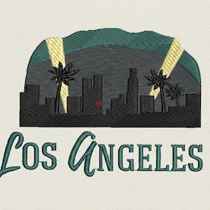 Puede incluir: Diseño bordado con el horizonte de Los Ángeles con palmeras y focos. El texto "Los Angeles" está en una fuente cursiva turquesa sobre un fondo crema. El horizonte es negro.