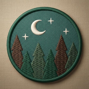 Könnte beinhalten: Gestickter Aufnäher mit einer Waldszene unter einem Halbmond und Sternen. Das Design umfasst immergrüne Bäume in Grün- und Brauntönen vor einem tealfarbenen Hintergrund. Der Aufnäher hat einen dunkelgrünen Rand.