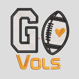 Può includere: Design ricamato con le parole "GO VOLS" e una grafica di football americano. La lettera "G" è bianca con un contorno nero. Il pallone da football è bianco con cuciture nere e un cuore dorato. La parola "VOLS" è in oro.