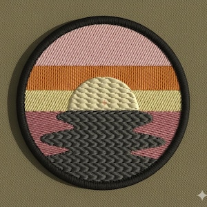 Könnte beinhalten: Gestickter Aufnäher mit einem Sonnenuntergangsdesign. Der Aufnäher hat eine schwarze Umrandung und eine kreisförmige Form. Das Sonnenuntergangsdesign umfasst rosa, orange, gelbe und graue Farben mit strukturiertem Aussehen.
