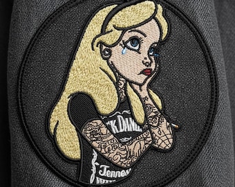 Diseño de bordado de Alice Punk Rock: Chica tatuada (archivo a máquina)
