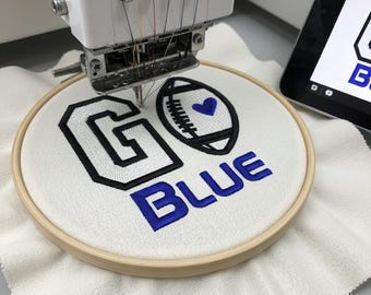 Diseño de bordado de fútbol americano Michigan Go Blue, 4 tamaños (descarga digital)