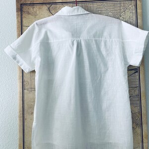Vit linneblus med knappar, kortärmad sommartopp bild 3