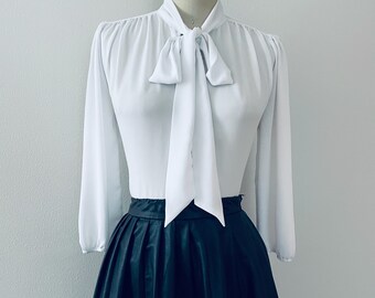 Vintage Pussy Bow Blouse, Ladies Vintage White Blouse with Bow, 60s Blouse, Tie Neck Blouse, Tie Neck Secretary Top, Ladies Retro Blouse