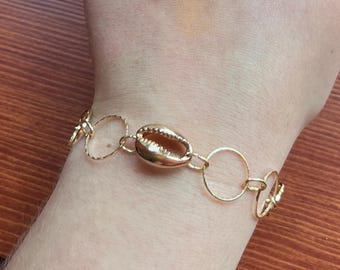 Gold shell bracelet, beachy boho bracelet, gold seashell jewelry, coastal gift for her, minimalist ocean bracelet, handmade shell charm,