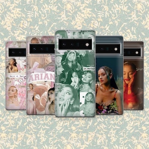Peut inclure: Cinq coques de téléphone présentant des images d'une célébrité. Les coques affichent diverses photos et collages dans des tons roses, verts et neutres. Les coques sont disposées en rangée sur un fond floral vert clair.