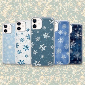 Könnte beinhalten: Fünf Handyhüllen mit Schneeflockenmustern in verschiedenen Blau- und Weißtönen. Die Hüllen zeigen unterschiedliche Schneeflocken-Designs, angeordnet in einer Reihe. Die winterlichen Hüllen sind ein stilvolles Accessoire.