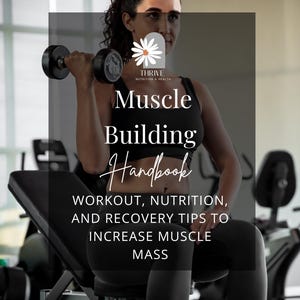 Könnte beinhalten: Eine Frau in Sportkleidung hebt eine Hantel in einem Fitnessstudio. Das Bild enthält den Text "Muscle Building Handbook" mit Tipps zu Training, Ernährung und Erholung zur Steigerung der Muskelmasse. Das Thrive Nutrition & Health Logo ist ebenfalls sichtbar.