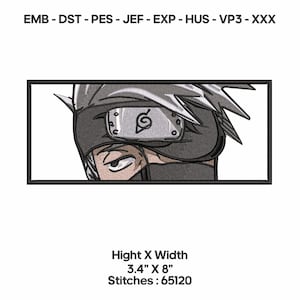 以下が含まれることがあります： 黒い縁取りのある、アニメキャラクターの顔が詳細に刺繍されたパッチ。シンボル付きのヘッドバンド、灰色の髪、目が見えるデザインです。パッチのサイズは8.6cm x 20.3cmで、65120ステッチです。