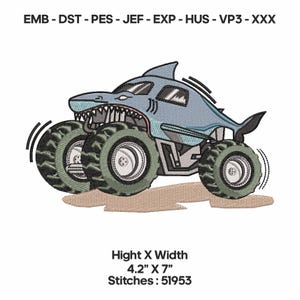 Può includere: Design ricamato di un monster truck a forma di squalo nei toni del blu, grigio e verde. Il camion ha pneumatici grandi ed è ambientato su uno sfondo beige. Il testo in basso recita: Altezza X Larghezza 10,67cm X 17,78cm Punti: 51953.