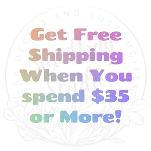 Op de afbeelding: Een cirkelvormige afbeelding met de tekst "Get Free Shipping When You spend $35 or More!" in een kleurengradient. De tekst is omgeven door een bloemenontwerp en de woorden "CAR DECALS AND CUSTOM GIFTS".
