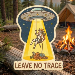 Peut inclure: Un autocollant fantaisiste représentant une vache enlevée par un OVNI, avec du matériel de camping en dessous. La vache porte un sac à dos et un chapeau. Le texte "LEAVE NO TRACE" est en bas. L'arrière-plan montre un camping avec une tente et un feu de camp.