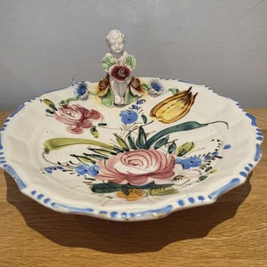 A Footed Italian Renaissance Revival Faïence dish in the &quot;Nove Rose&quot; pattern.