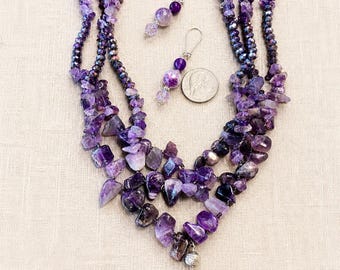 Conjunto de joyas de amatista con cuentas, que incluye collar y pendientes multihilo hechos a mano con detalles en plata.