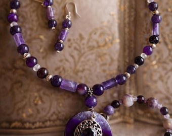 Conjunto de joyas de amatista con cuentas, que incluye collar, pulsera y pendientes hechos a mano con detalles en plata.