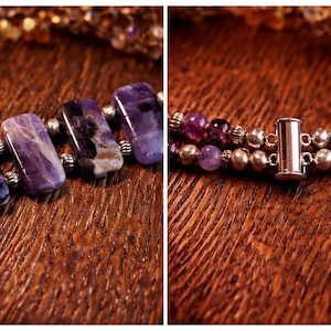 Puede incluir: Primer plano de dos collares. Uno presenta piedras rectangulares moradas con detalles plateados. El otro tiene peque&ntilde;as cuentas moradas y cuentas plateadas. Ambos collares est&aacute;n sobre una superficie de madera.