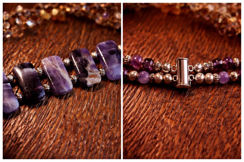 Puede incluir: Primer plano de dos collares. Uno presenta piedras rectangulares moradas con detalles plateados. El otro tiene peque&ntilde;as cuentas moradas y cuentas plateadas. Ambos collares est&aacute;n sobre una superficie de madera.
