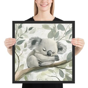 Decorazione murale per cameretta con koala addormentato su un ramo – Stampa di animali ad acquerello per la cameretta del bambino – Decorazione accogliente per bambini e bambine in stile giungla