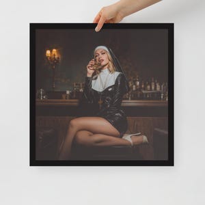 Stampa artistica da parete "Suora ribelle" – Poster AI incorniciato – Decorazione elegante e satirica per bar, lounge o caverna per uomini – Disponibili diverse dimensioni