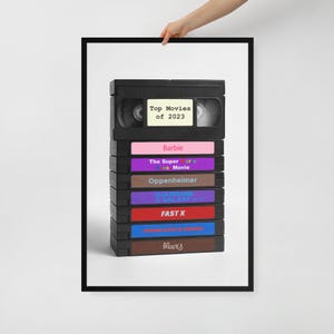 2023年の人気映画 VHSテープスタックウォールアート – 額入りレトロポスタープリント – 映画ファンへのギフト – 18x24 & 24x36サイズ