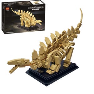 Puede incluir: Un modelo de dinosaurio Estegosaurio de color beige hecho de bloques entrelazados, exhibido sobre una base negra. El modelo es una réplica detallada del esqueleto del dinosaurio. La caja en el fondo dice "Infinite Creativity Dinosaur World".