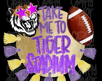 Pode incluir: Fundo preto com um círculo dourado com uma cabeça de tigre usando óculos de sol em forma de estrela, uma bola de futebol e o texto "TAKE ME TO TIGER STADIUM" em glitter roxo. Tassels amarelos e roxos circundam o círculo.