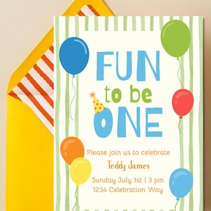 Op de afbeelding: Een verjaardagsuitnodiging met de woorden "FUN to be ONE" in blauw en groen, versierd met kleurrijke ballonnen. De uitnodiging zit in een gele envelop met een rood-witte gestreepte voering. De uitnodiging bevat de naam Teddy James, datum, tijd en adres.