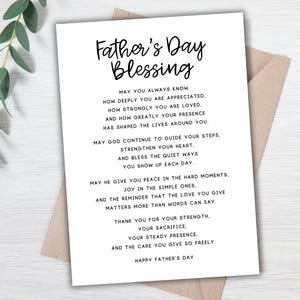 Puede incluir: Una tarjeta blanca del Día del Padre con la inscripción "Father's Day Blessing" en un estilo manuscrito. La tarjeta está sobre un sobre marrón, con una ramita de hojas verdes en la esquina superior izquierda. La tarjeta contiene un mensaje sincero.