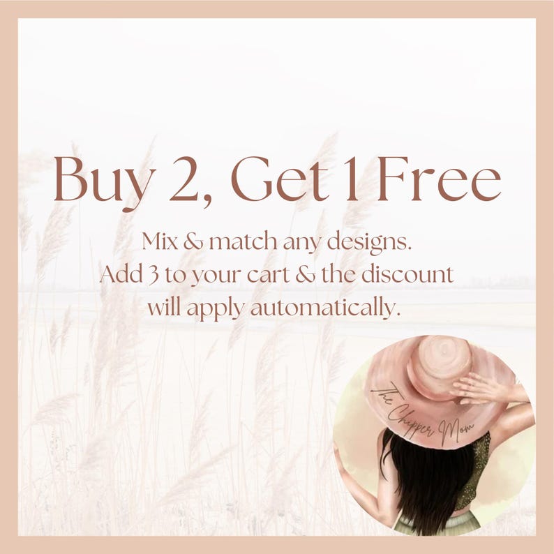 K&ouml;nnte beinhalten: Eine Werbegrafik mit dem Text "Buy 2, Get 1 Free" in einer weichen braunen Schriftart. Das Bild enth&auml;lt den Text "Mix & match any designs. Add 3 to your cart & the discount will apply automatically." Eine Frau mit einem gro&szlig;en Sonnenhut ist ebenfalls abgebildet.