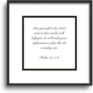Puede incluir: Impresión enmarcada con un borde negro, con un fondo blanco con una escritura elegante. El texto dice: "Entrégate al Señor, confía en él y él te ayudará; hará resplandecer tu justicia como el sol del mediodía. Salmo 37:5-6."