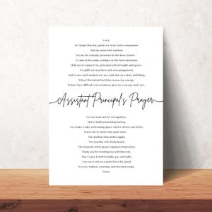 K&ouml;nnte beinhalten: Wei&szlig;er Druck mit dem Text "Assistant Principal's Prayer" in Schreibschrift. Der Druck enth&auml;lt ein Gebet mit Zeilen wie "leite mein Herz mit Mitgef&uuml;hl" und "erneuere meine Energie."