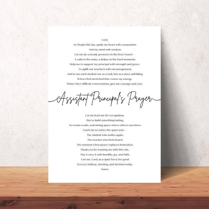 K&ouml;nnte beinhalten: Wei&szlig;er Druck mit dem Text "Assistant Principal's Prayer" in Schreibschrift. Der Druck enth&auml;lt ein Gebet mit Zeilen wie "leite mein Herz mit Mitgef&uuml;hl" und "erneuere meine Energie."