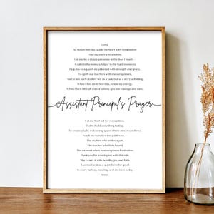 K&ouml;nnte beinhalten: Gerahmter Druck mit dem Text "Assistant Principal's Prayer" in eleganter Schrift. Der Druck zeigt ein Gebet mit inspirierenden Versen. Der Rahmen ist warmbraun, der Druck auf wei&szlig;em Hintergrund.
